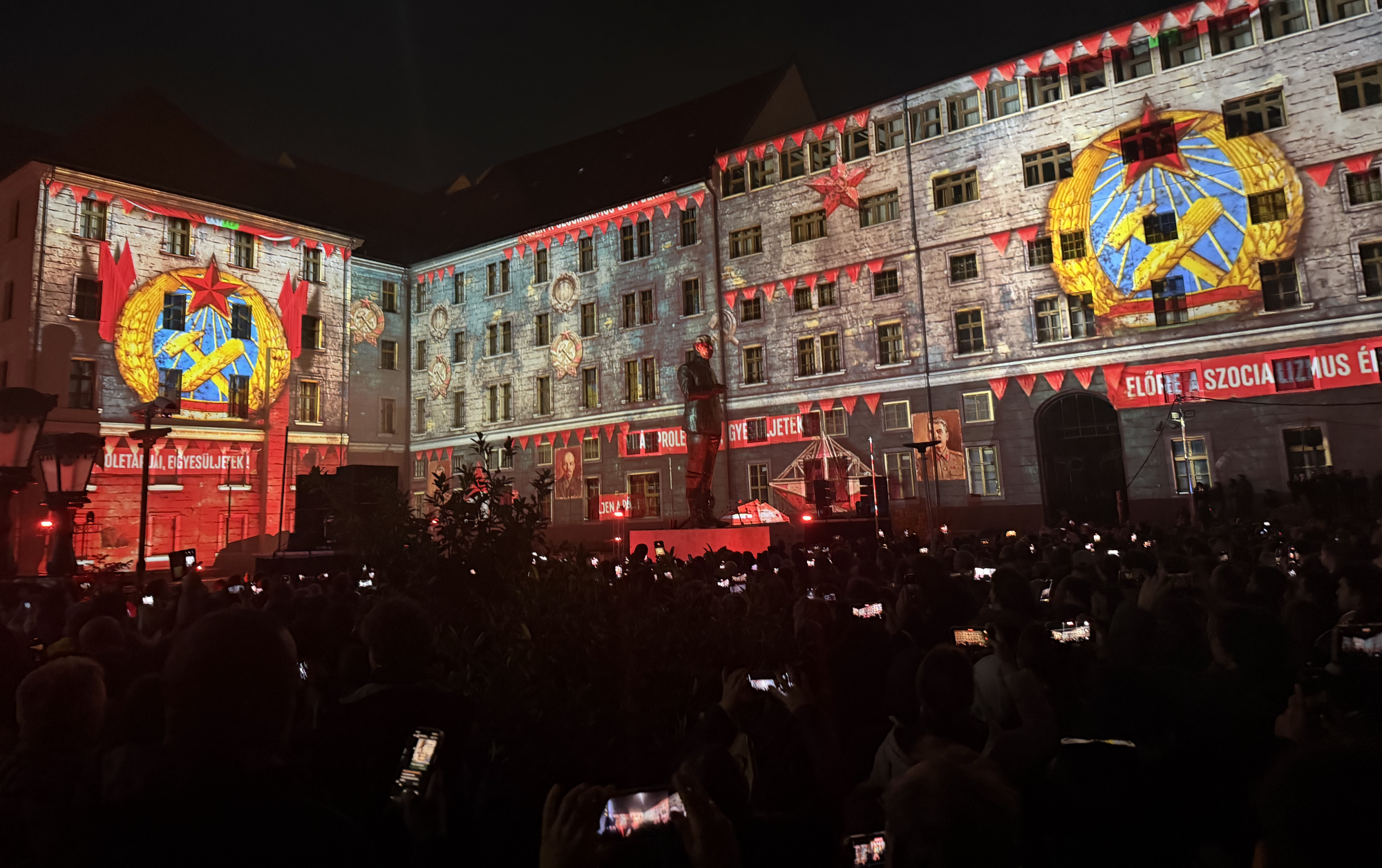 Végtelenszer ledönthető, visszapattanós Sztálin-szoborral tette „átélhetővé” a főváros a „népfelséget"