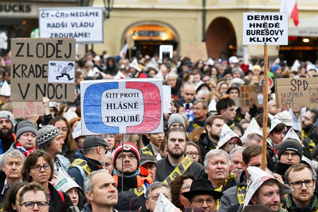 Tízezrek vonultak az utcára Prágában, mert ezután nem közvetlenül a lakosság, hanem az állam finanszírozná a közmédiát