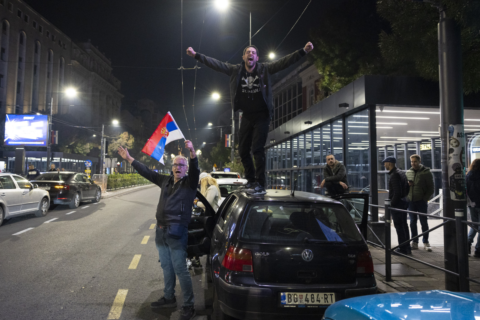 Belgrád eufórikus hangulatban ünnepelte Vučić bukását