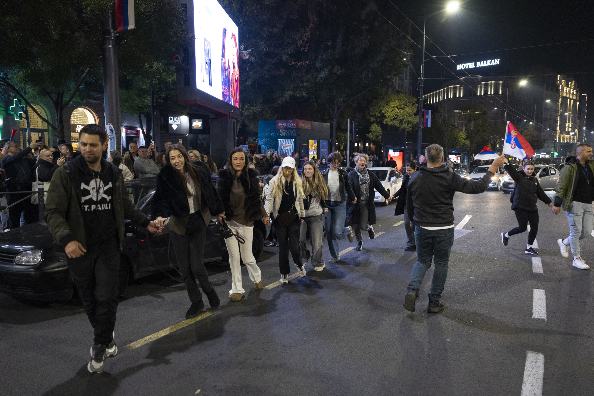Belgrád eufórikus hangulatban ünnepelte Vučić bukását