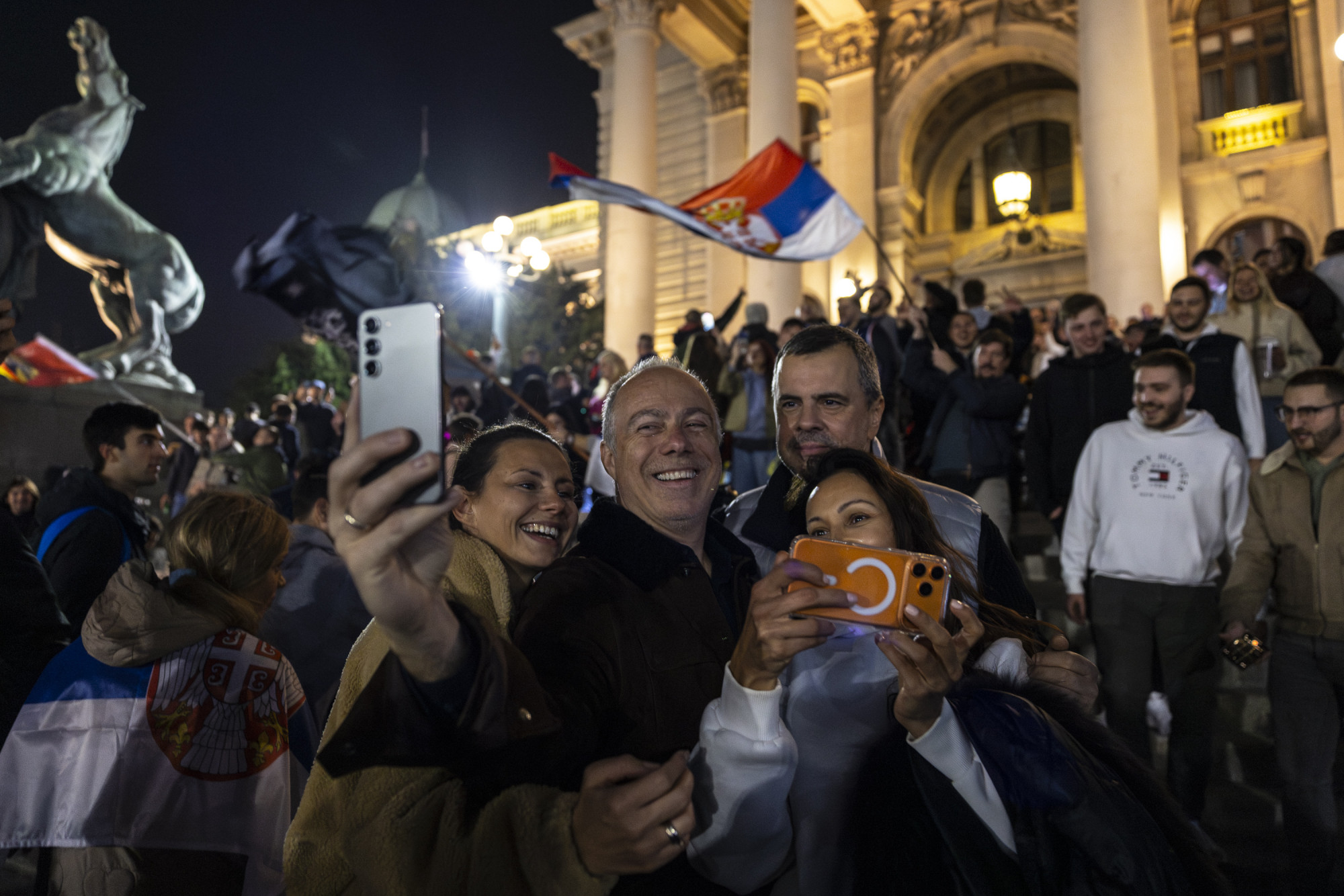 Belgrád eufórikus hangulatban ünnepelte Vučić bukását