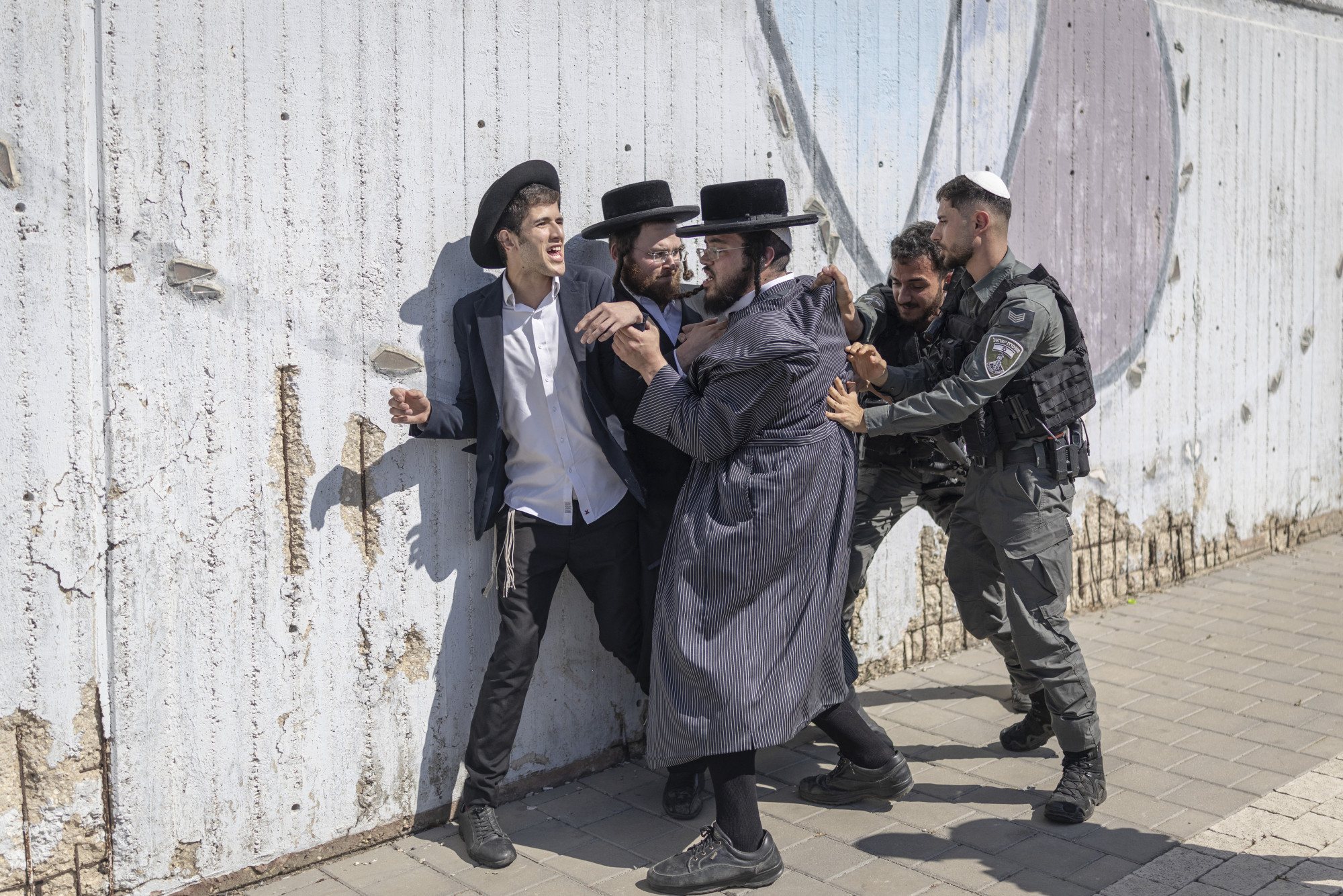 Szekuláris héber köztársaság, vagy merev rabbinikus teokrácia? – Izrael választ
