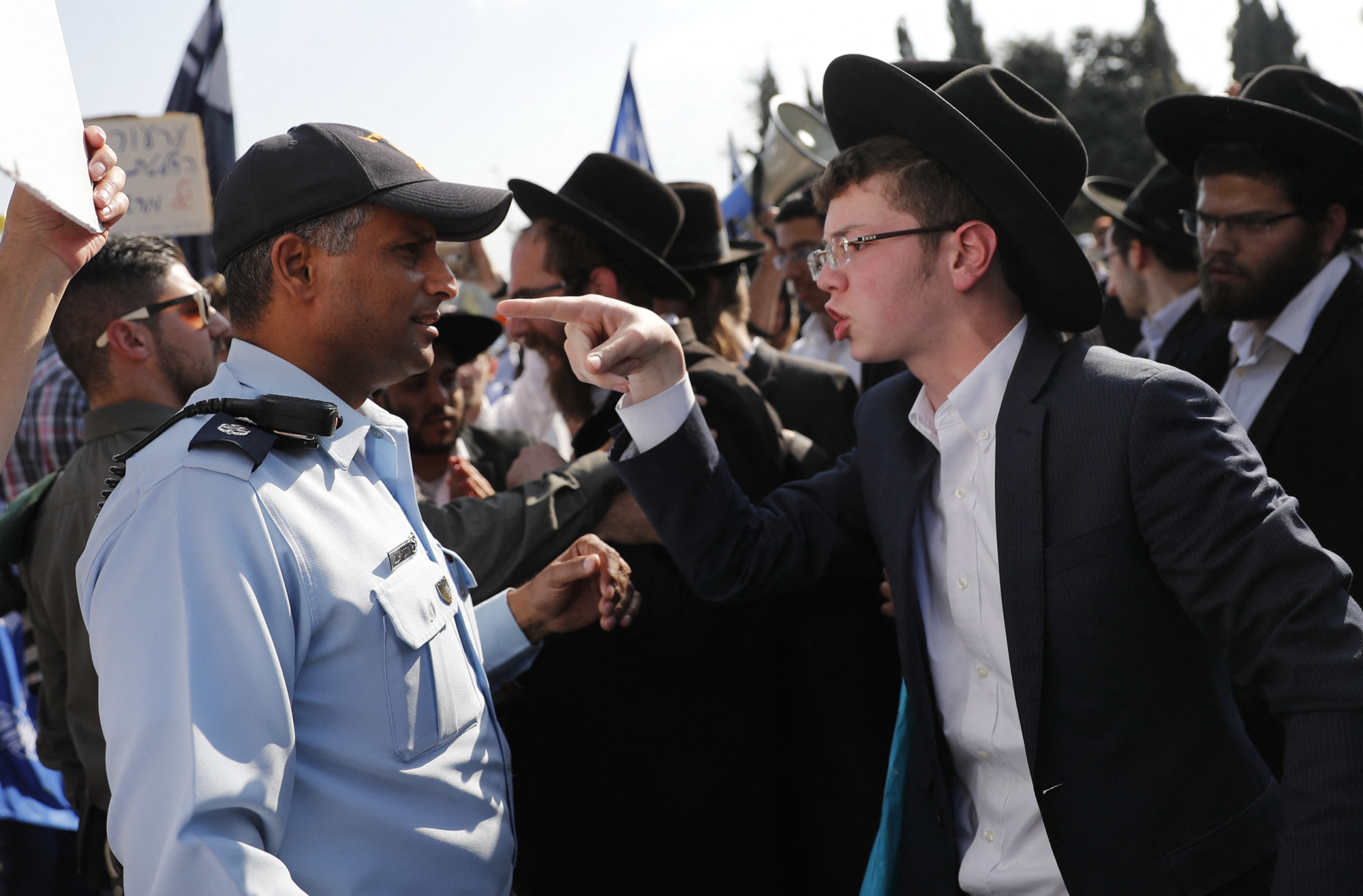 Szekuláris héber köztársaság, vagy merev rabbinikus teokrácia? – Izrael választ