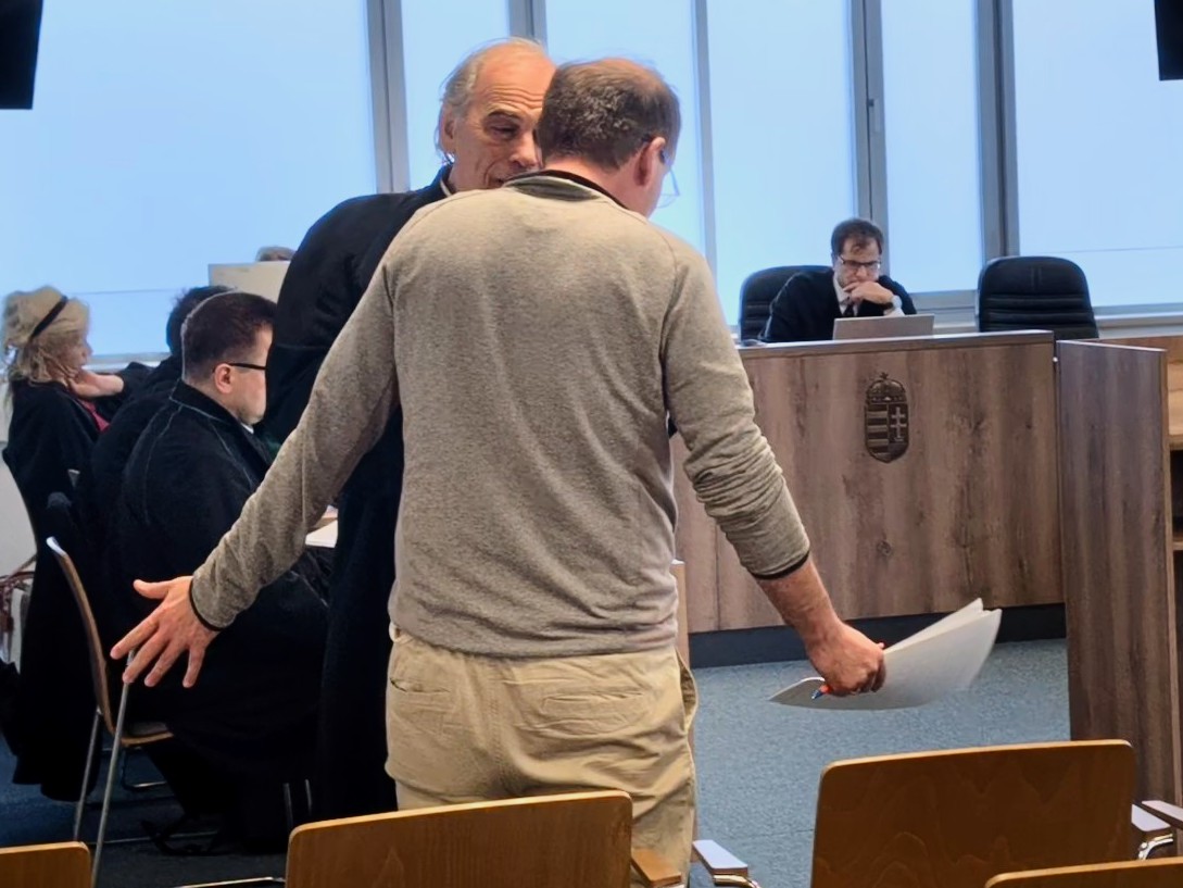Titkosszolgálati lehallgatási dokumentumokról kezdett beszélni, Varga Mihályt és Fürcht Pált is emlegette, ismét kivezettették a korrupciós óriásper fővádlottját