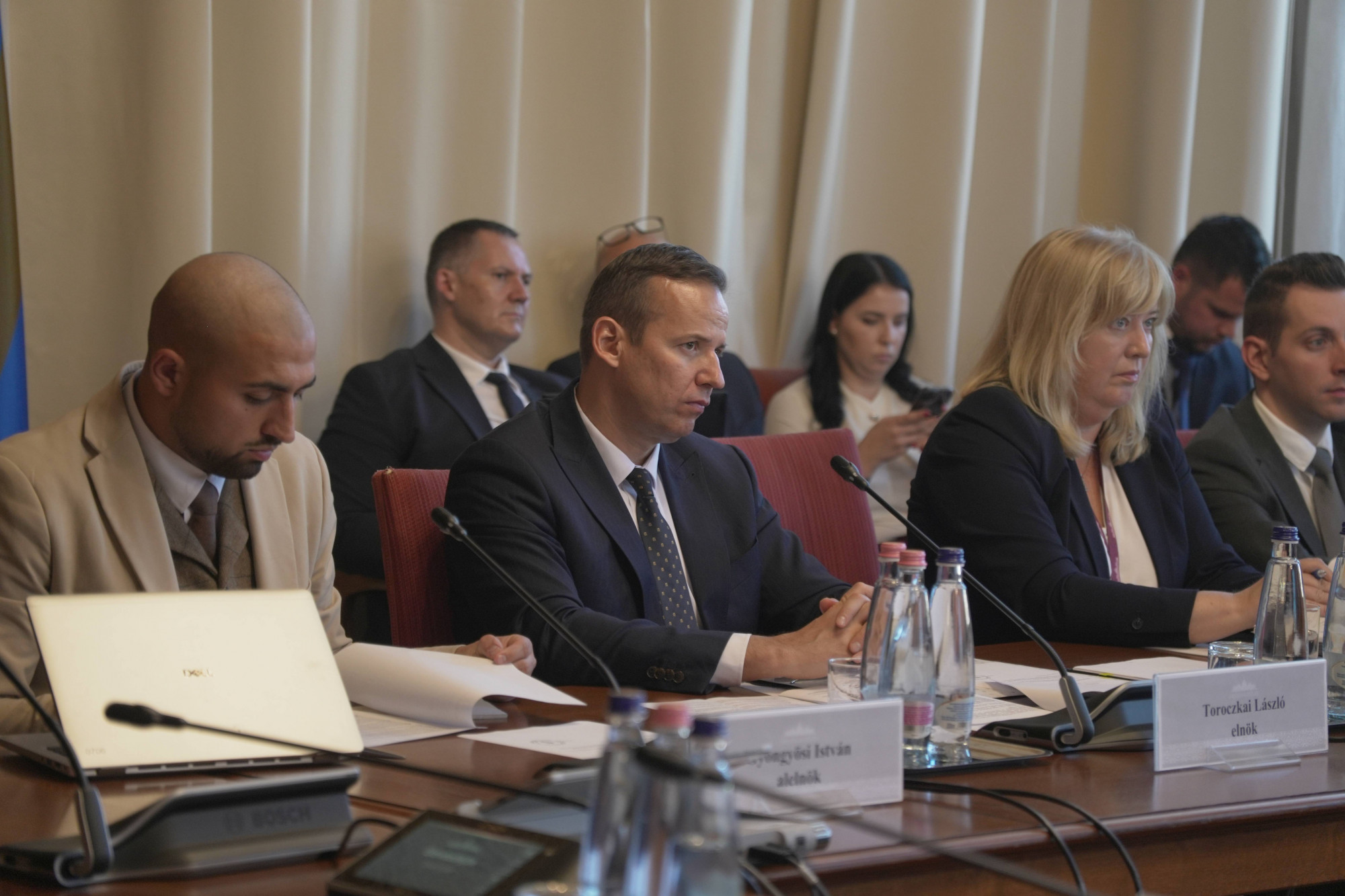 Titkosszolgálati kavarásról és szabadon hozzáférhető végrehajtói informatikai rendszerről beszélt a volt végrehajtó a parlamenti bizottság előtt