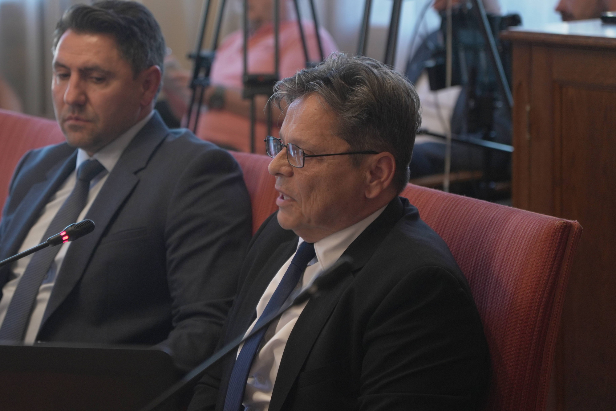Titkosszolgálati kavarásról és szabadon hozzáférhető végrehajtói informatikai rendszerről beszélt a volt végrehajtó a parlamenti bizottság előtt