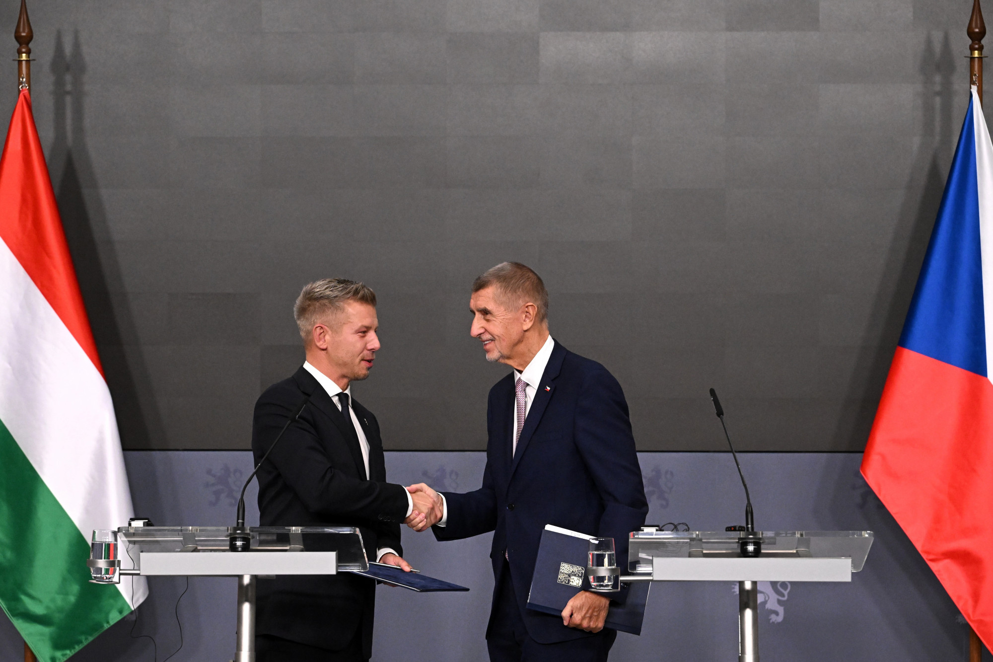 Karel Gott és az Omega aláfestésével állapodott meg Magyar Péter és Andrej Babiš, hogy gyorsvasútra gyűjtenek majd Brüsszelben