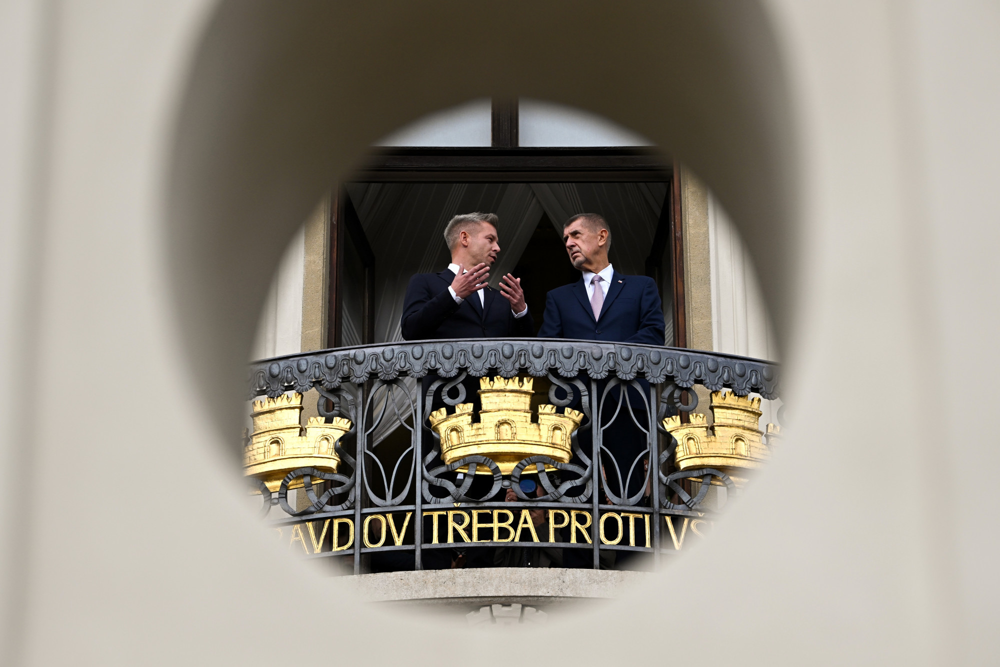 Karel Gott és az Omega aláfestésével állapodott meg Magyar Péter és Andrej Babiš, hogy gyorsvasútra gyűjtenek majd Brüsszelben