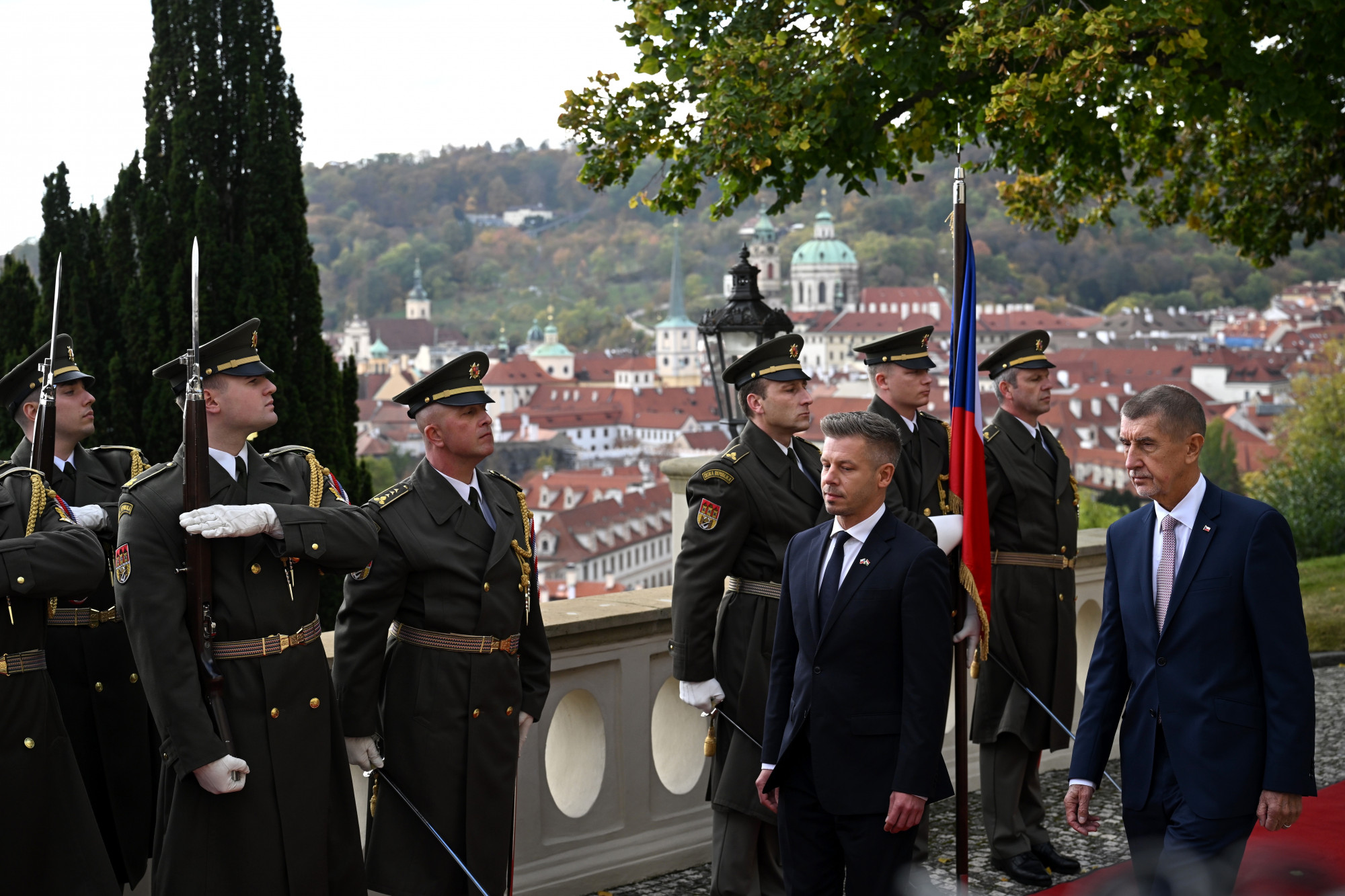Bilincsbe vert Orbánnal a címlapján foglalkozik nagy terjedelemben a magyar belpolitikával egy vezető cseh hetilap