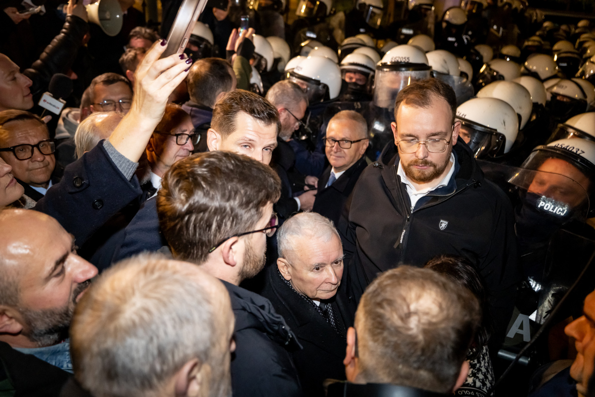 Rohamrendőrökkel találkoztak a tüntetők a lengyel Alkotmánybíróság épületénél