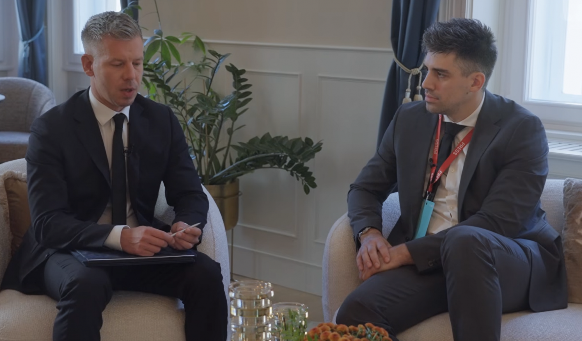 „Szar” – válaszolta Magyar Péter Nagy Ádám kérdésére, hogy milyen hatással van az emberi kapcsolataira a miniszterelnöki munkája