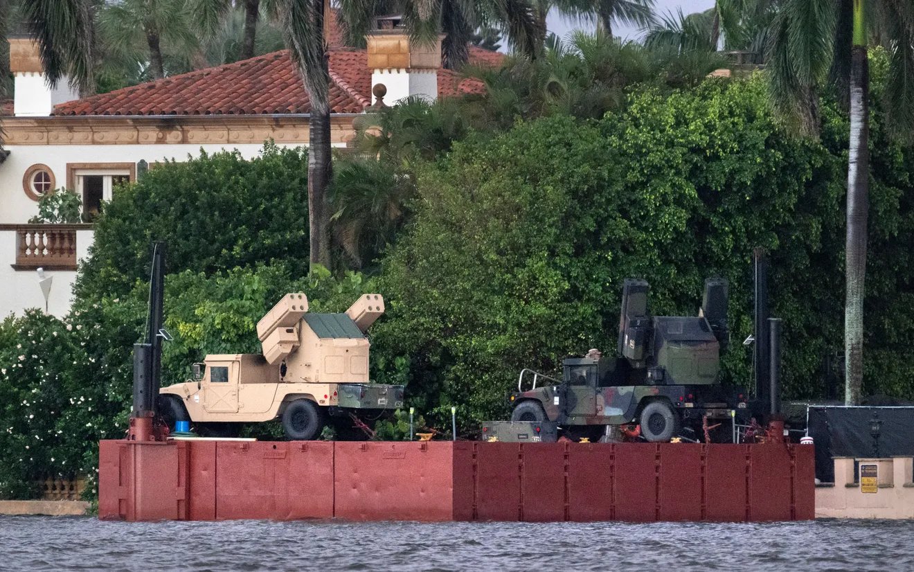 Légvédelmi rendszereket telepítettek Mar-a-Lago közelébe, egyenruhás katonák védik Trumpot az üdülőjében