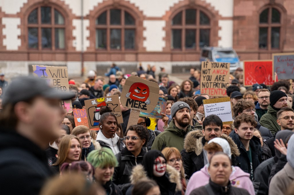 A franciák folytatják a tüntetéseket, a németeknél a fiatalok fogtak demonstrációba